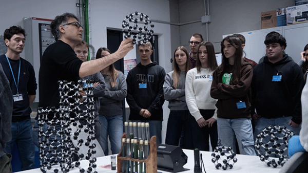 visita di una scolaresca ai laboratori Nanolab
